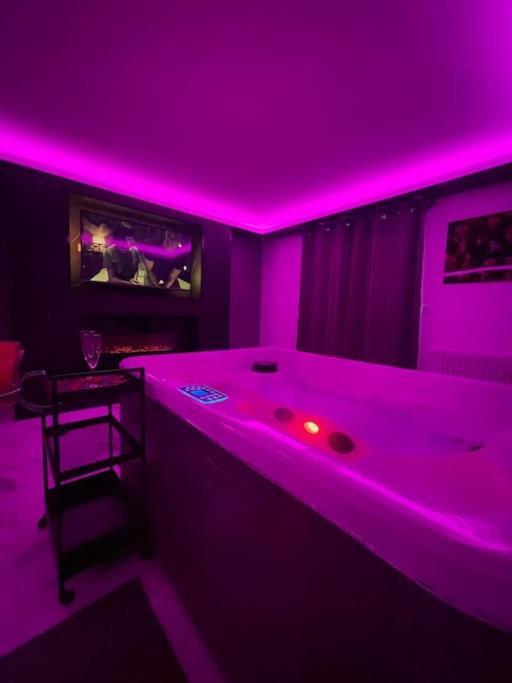 La Casa De 2.0 Jacuzzi & Cinema Prive * Melun