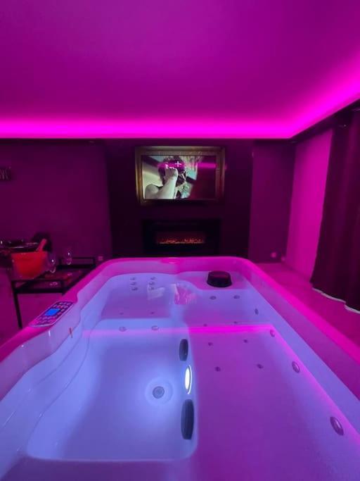 La Casa De 2.0 Jacuzzi & Cinema Prive